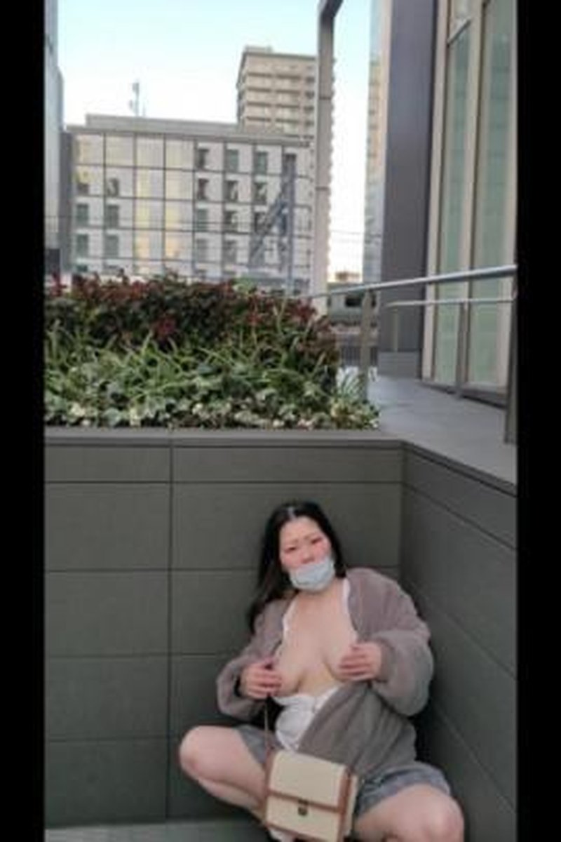 Rie, Daytime Publicflashing - Screenshot 1 of 4 - Asian