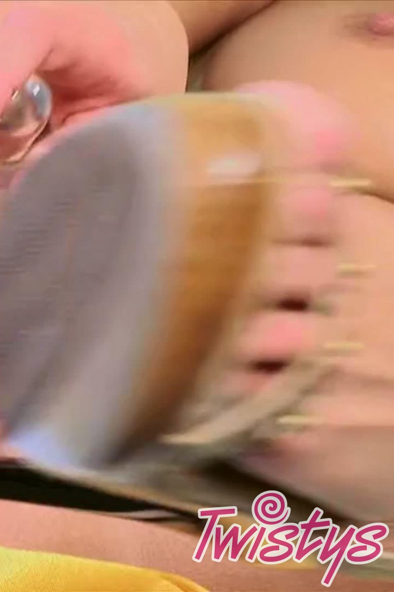 Love Bites - Screenshot 1 of 4 - Blond Hair
