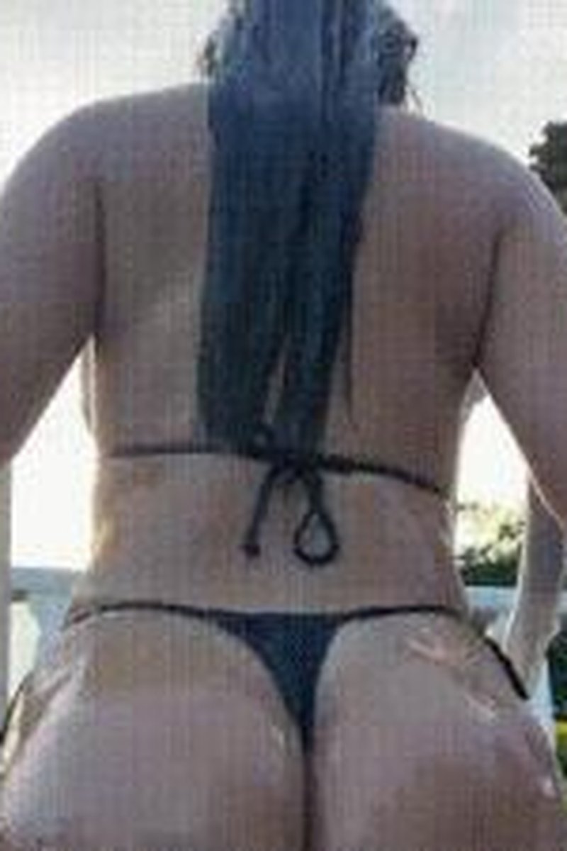 Poolside Ass Clapping - Screenshot 1 of 4 - Ass Fetish