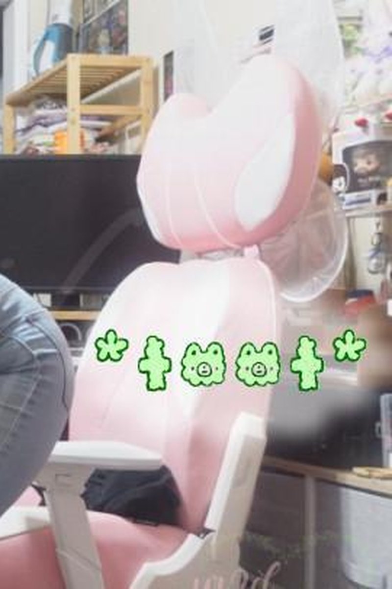 Farting - Screenshot 1 of 4 - Asian