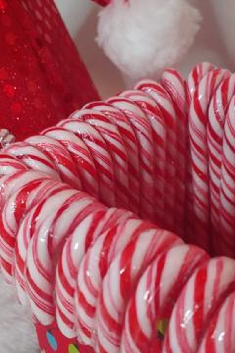 Stuffing Candy Canes - Screenshot 1 of 4 - Food