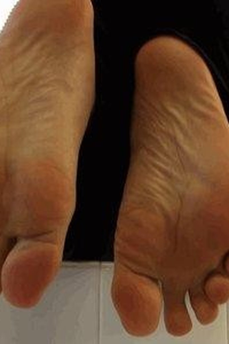 Giants Feet in Tub - M4V - Screenshot 1 of 4 - Foot Fetish