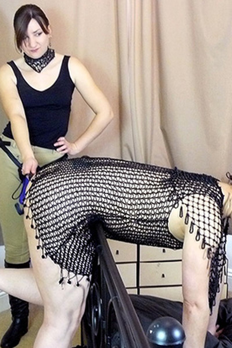 On Your Knees - Screenshot 1 of 4 - BDSM