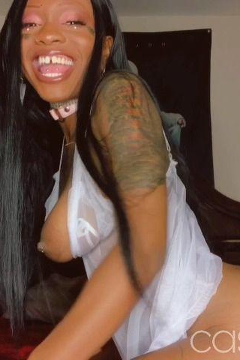 Housewife Oiled Up Titts & Nips - Screenshot 1 of 4 - Black