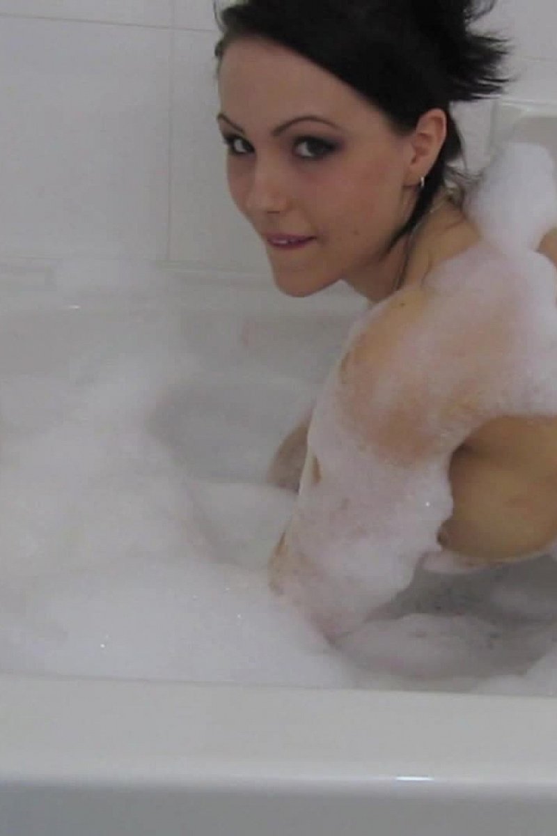 Bubbles - Screenshot 1 of 4 - Katie Banks