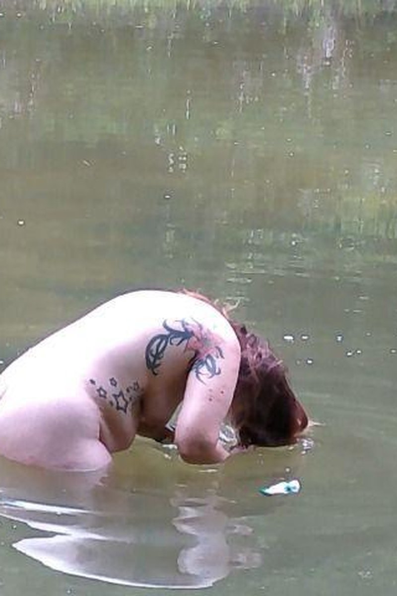 River Bath - Screenshot 1 of 4 - Hair Washing