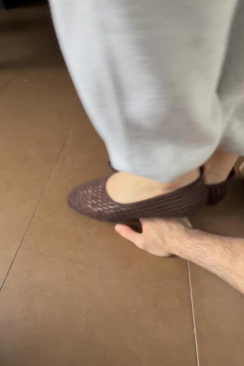 Trample Hand Flats - Screenshot 1 of 4 - BDSM
