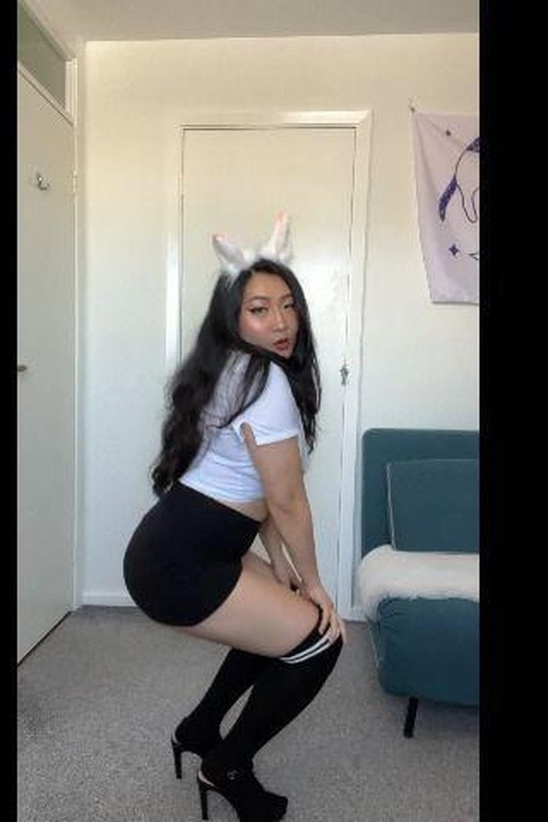 Dancing Stripteasing Easter Bunny - Screenshot 1 of 4 - Asian