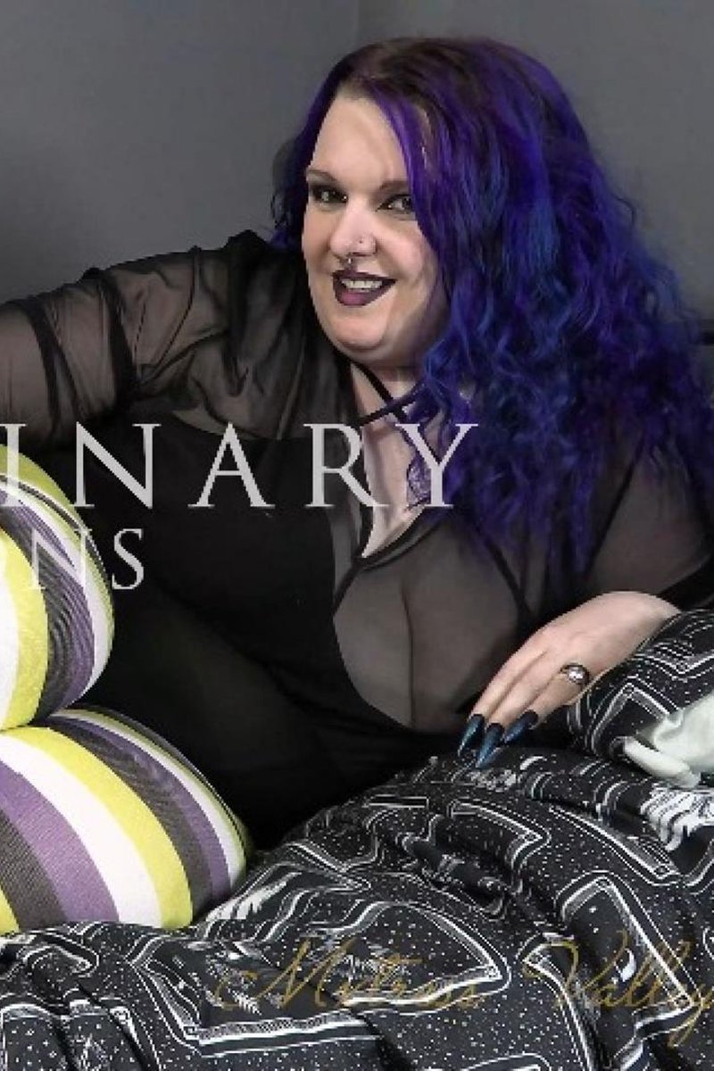 Non-Binary Nylons - Screenshot 1 of 4 - Domination