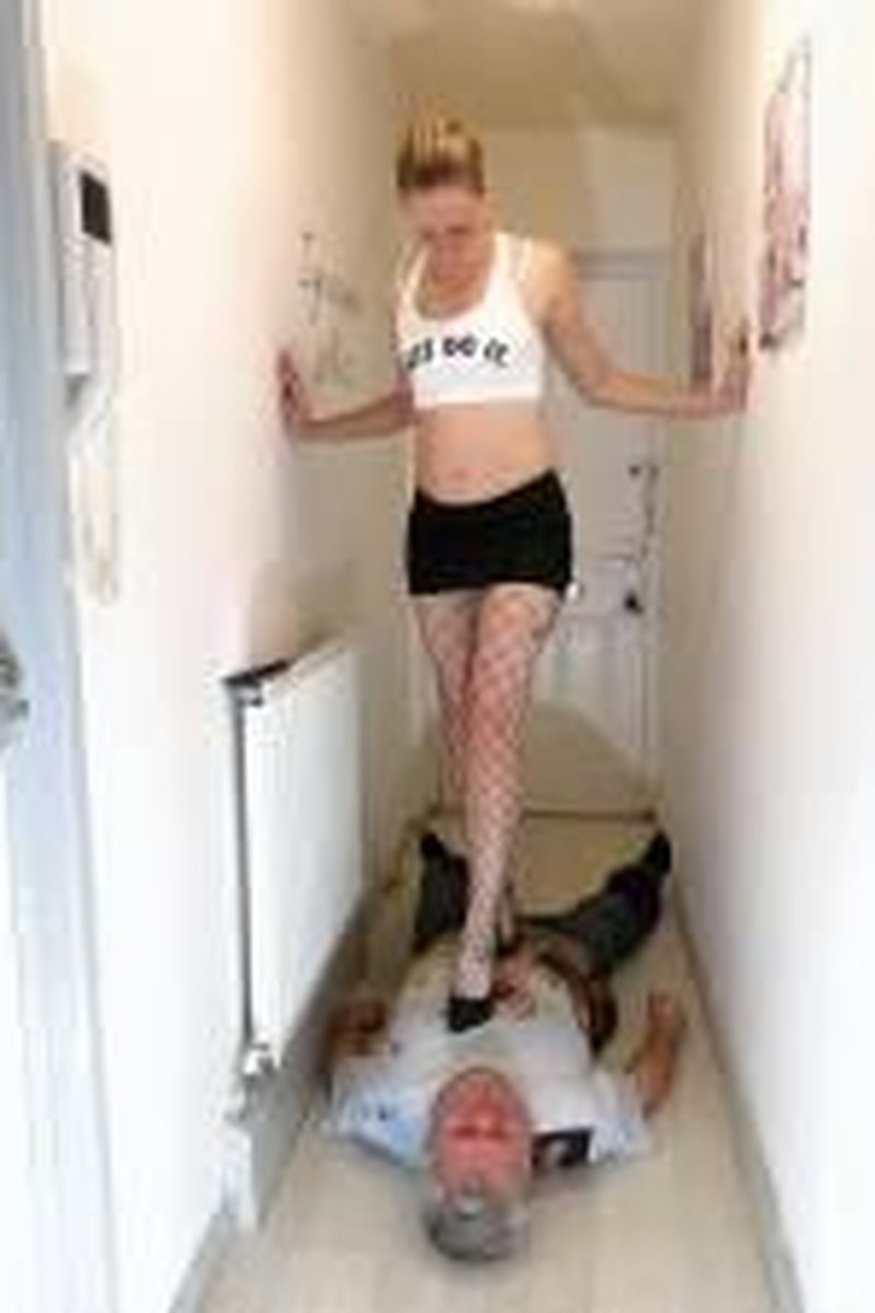Hall Walking Trampling Danielle - Screenshot 1 of 4 - Foot Fetish