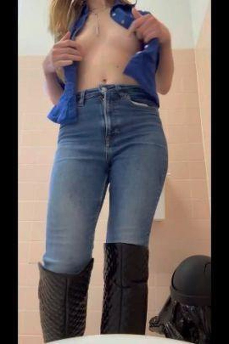 Bathroom Playtime - Screenshot 1 of 4 - Babes