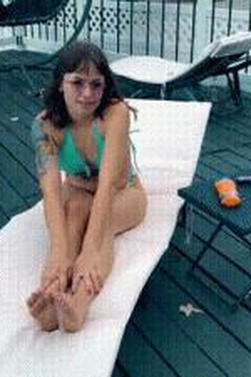 Poolside Slave - Screenshot 1 of 4 - Femdom