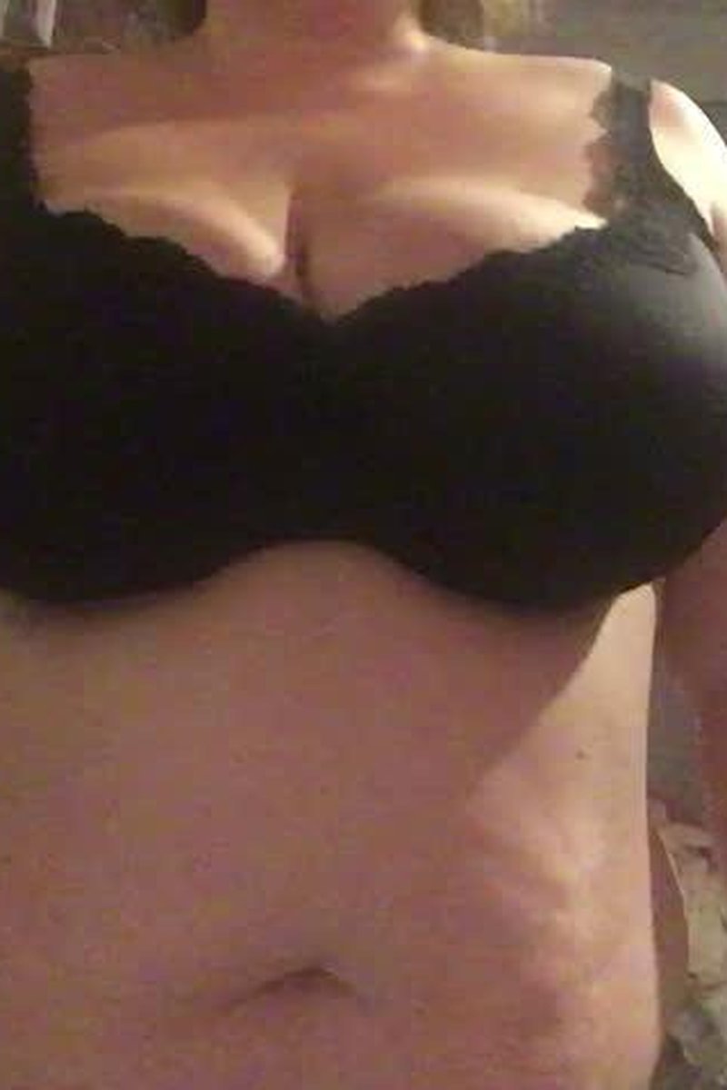 Titty Strip - Screenshot 1 of 4 - BBW