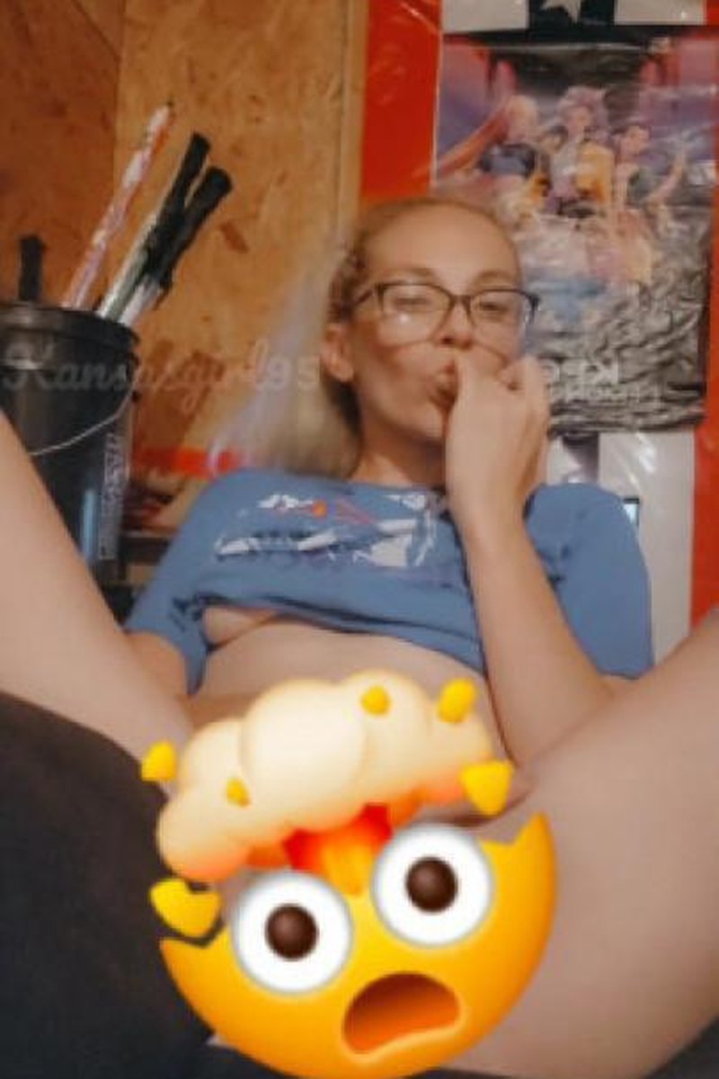 Quick Office Break - Screenshot 1 of 4 - Babes