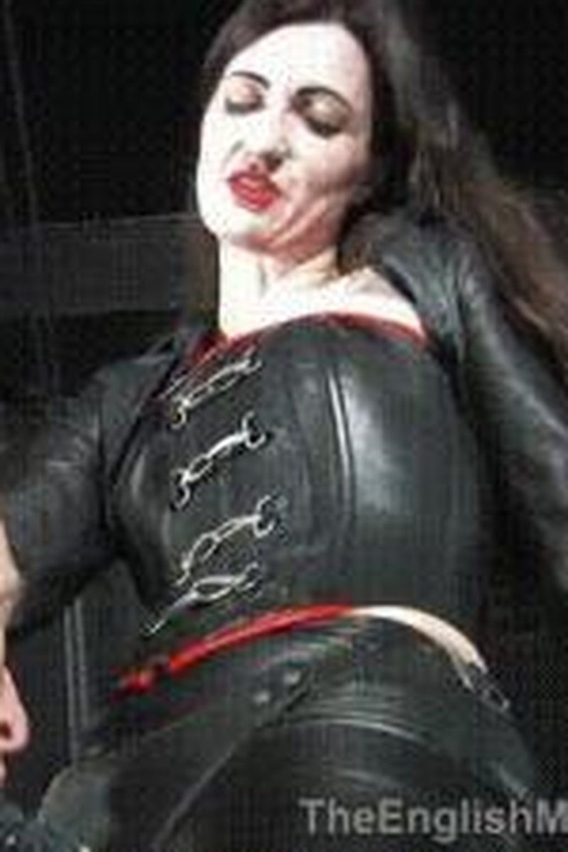 Strapon Bitch Training - Screenshot 1 of 4 - Femdom