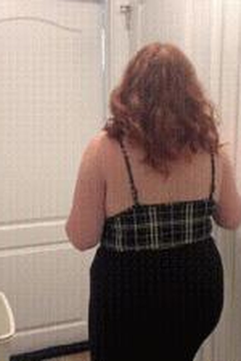 Whale Tail Buttcrack While Doing Laundry - Screenshot 1 of 4 - Ass Worship