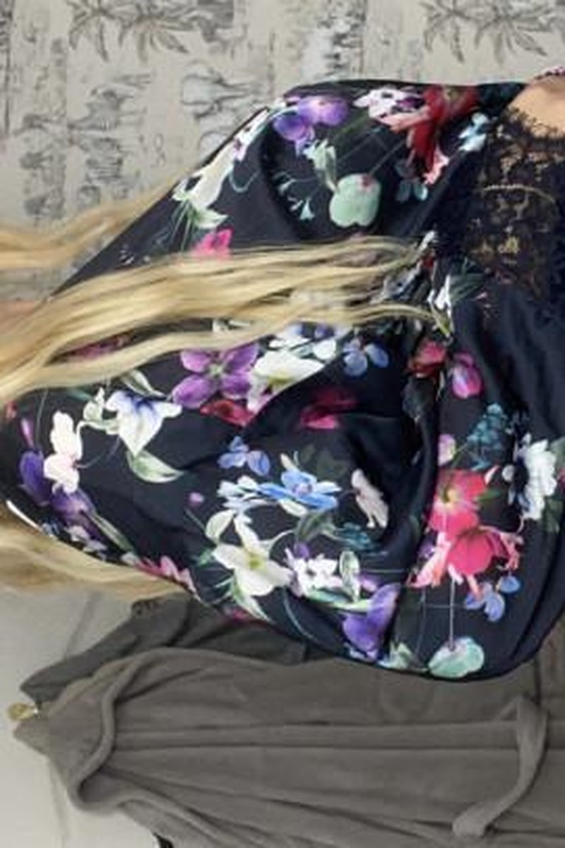 Satin Robe Dancing - Screenshot 1 of 4 - Curvy