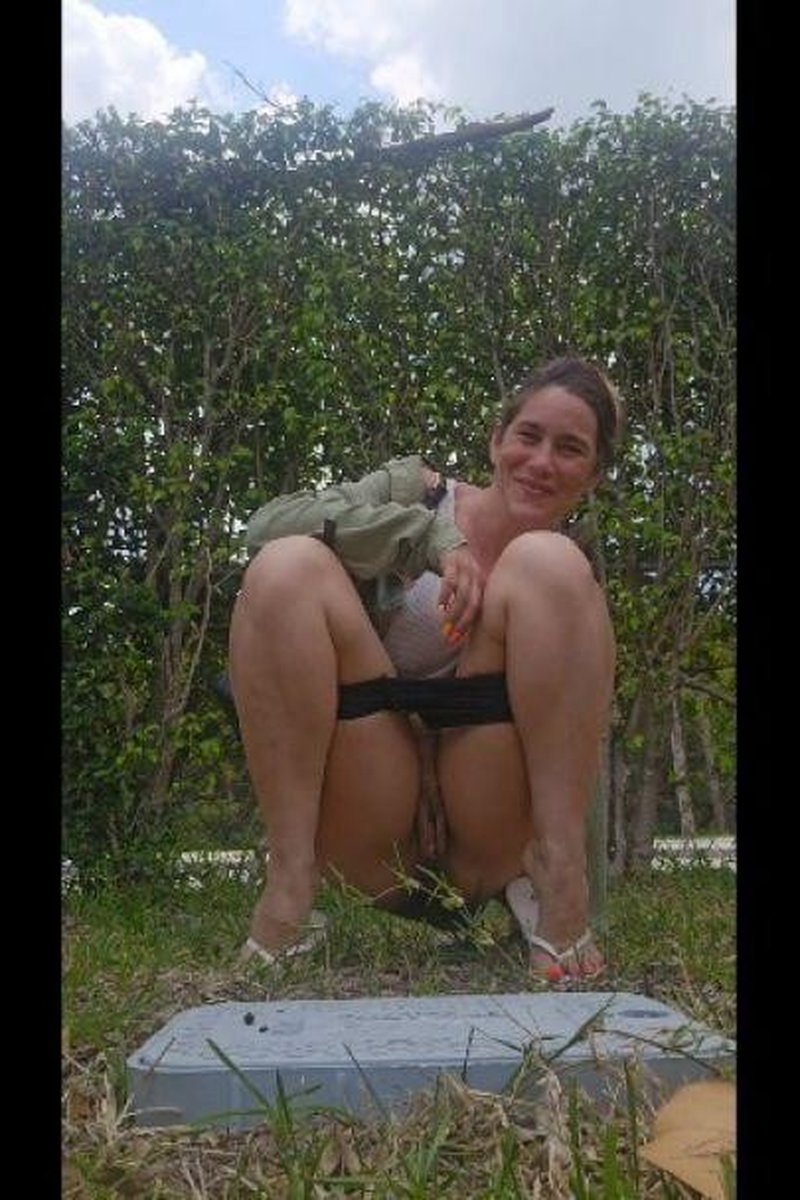 Roadside Pee - Screenshot 1 of 4 - Golden Shower