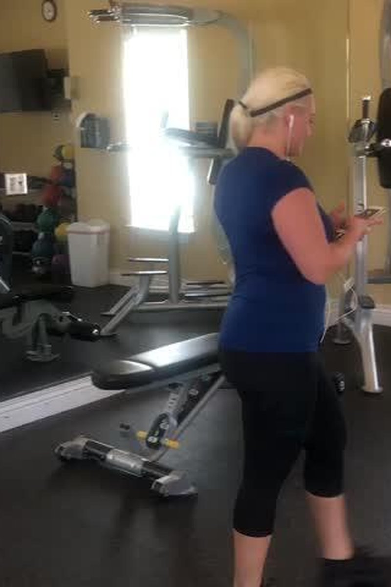 Gym Wife Blackmail - Screenshot 1 of 4 - Blowjob