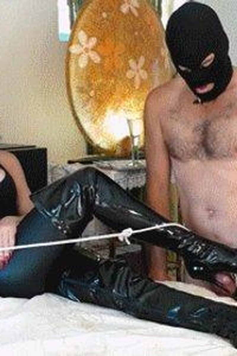 Teasing The Leashed Servant - Screenshot 1 of 4 - Boots