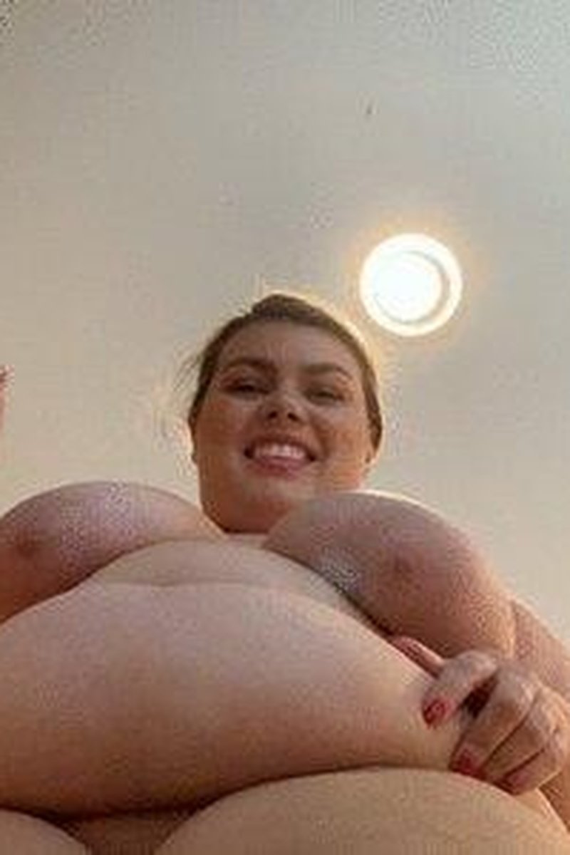 BBW Giantess - Screenshot 1 of 4 - BBW