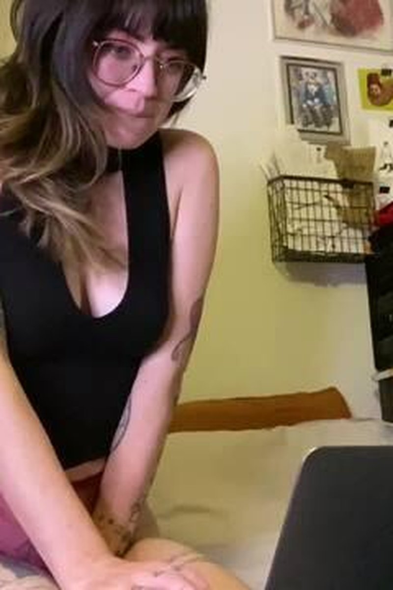 Holding My Pee While Working - Screenshot 1 of 4 - Golden Shower