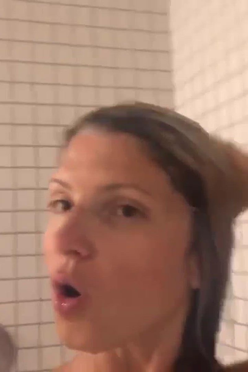 Hot Shower Time! - Screenshot 1 of 4 - 18 Years Old Girl