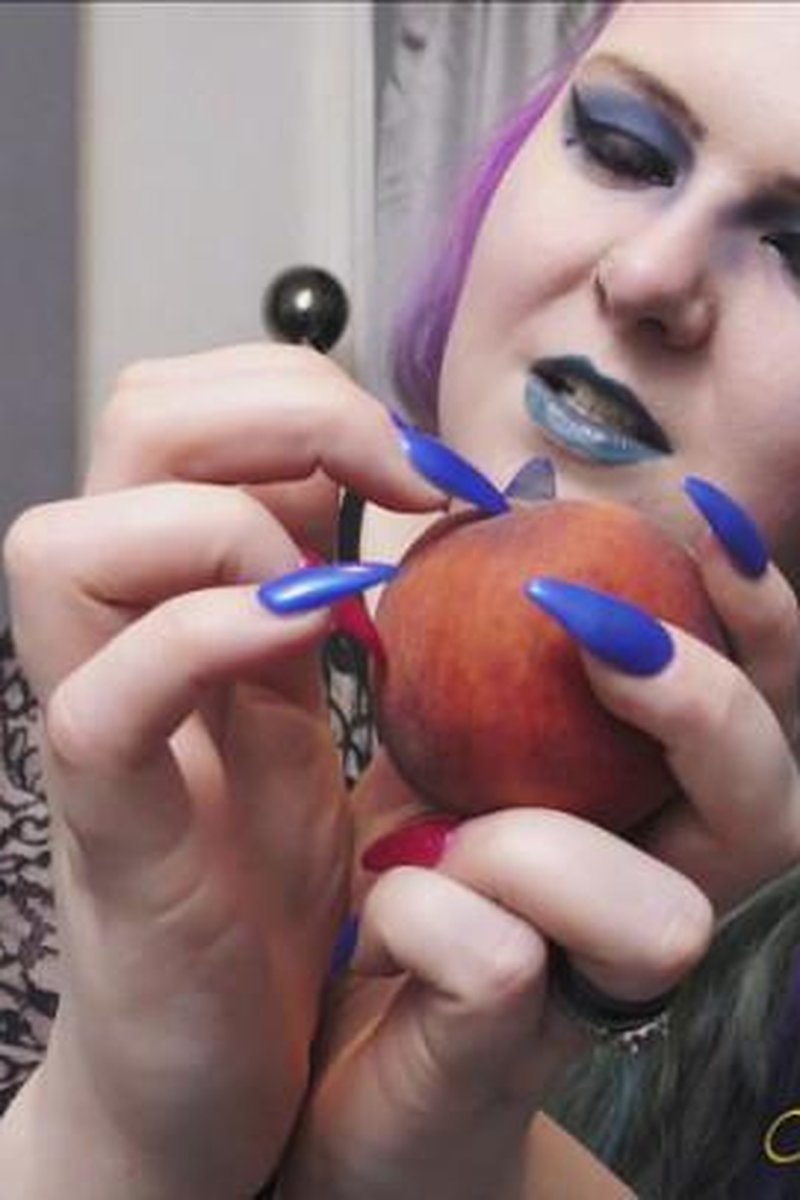 Piercing Peaches - Screenshot 1 of 4 - Fake Nails