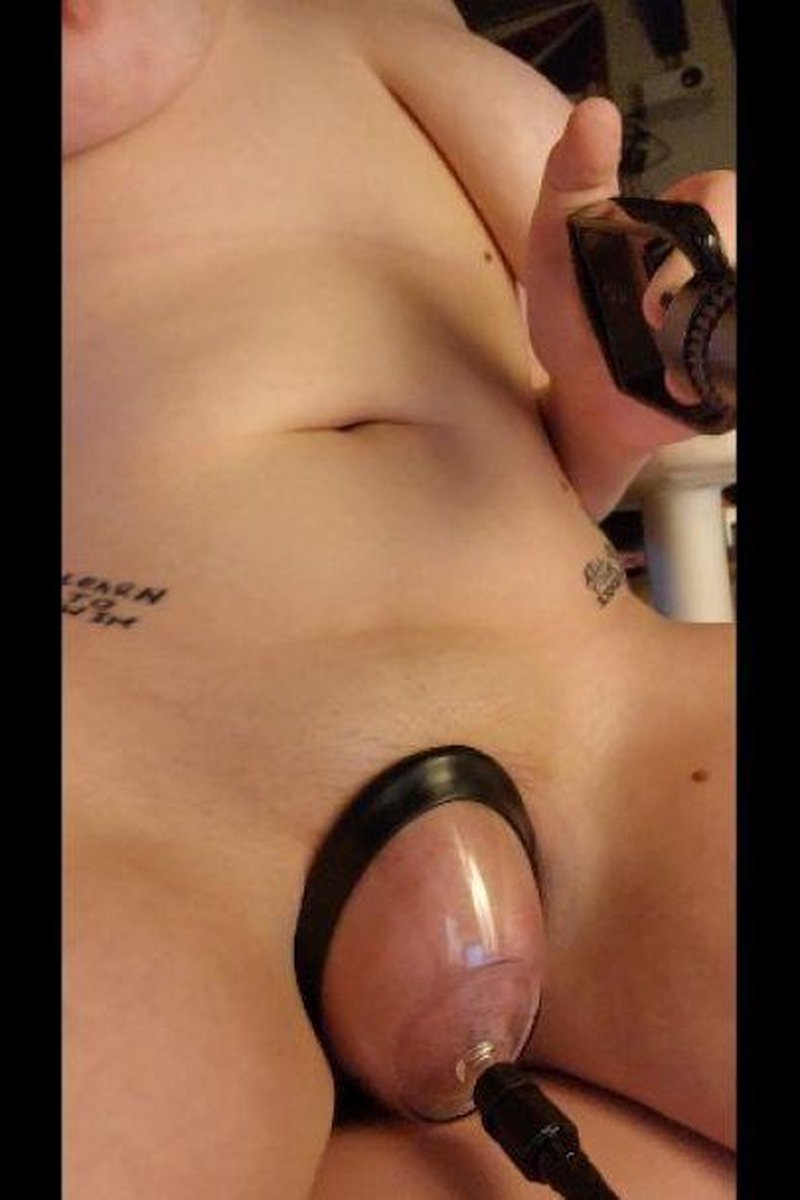 Anal Play While Pumping - Screenshot 1 of 4 - Alternative Girl