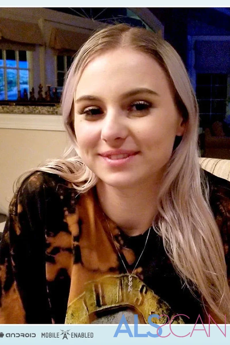 Interview - Screenshot 1 of 4 - Behind The Scenes