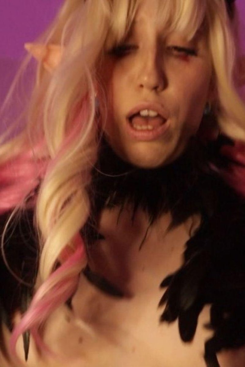 Lacrima Rides A Huge Realistic Toy - Screenshot 1 of 4 - Cosplay