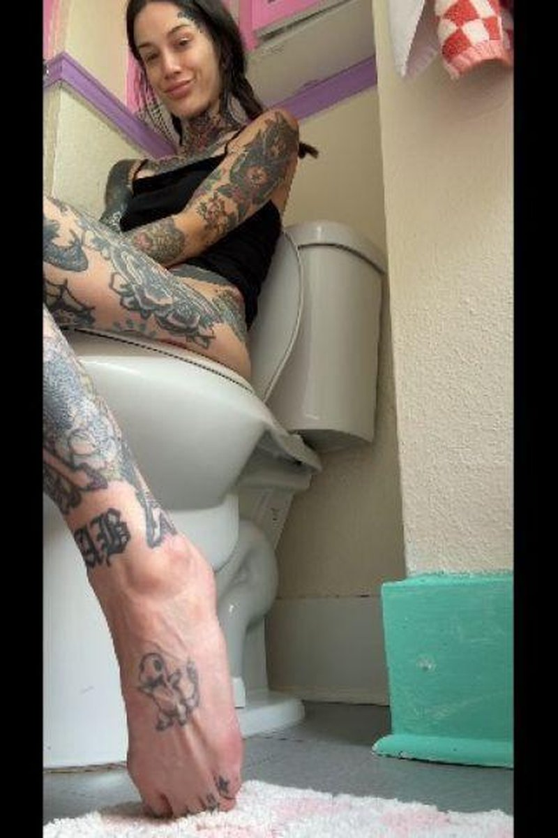 August Toilet Diary Pees And Plops - Screenshot 1 of 4 - Bathroom