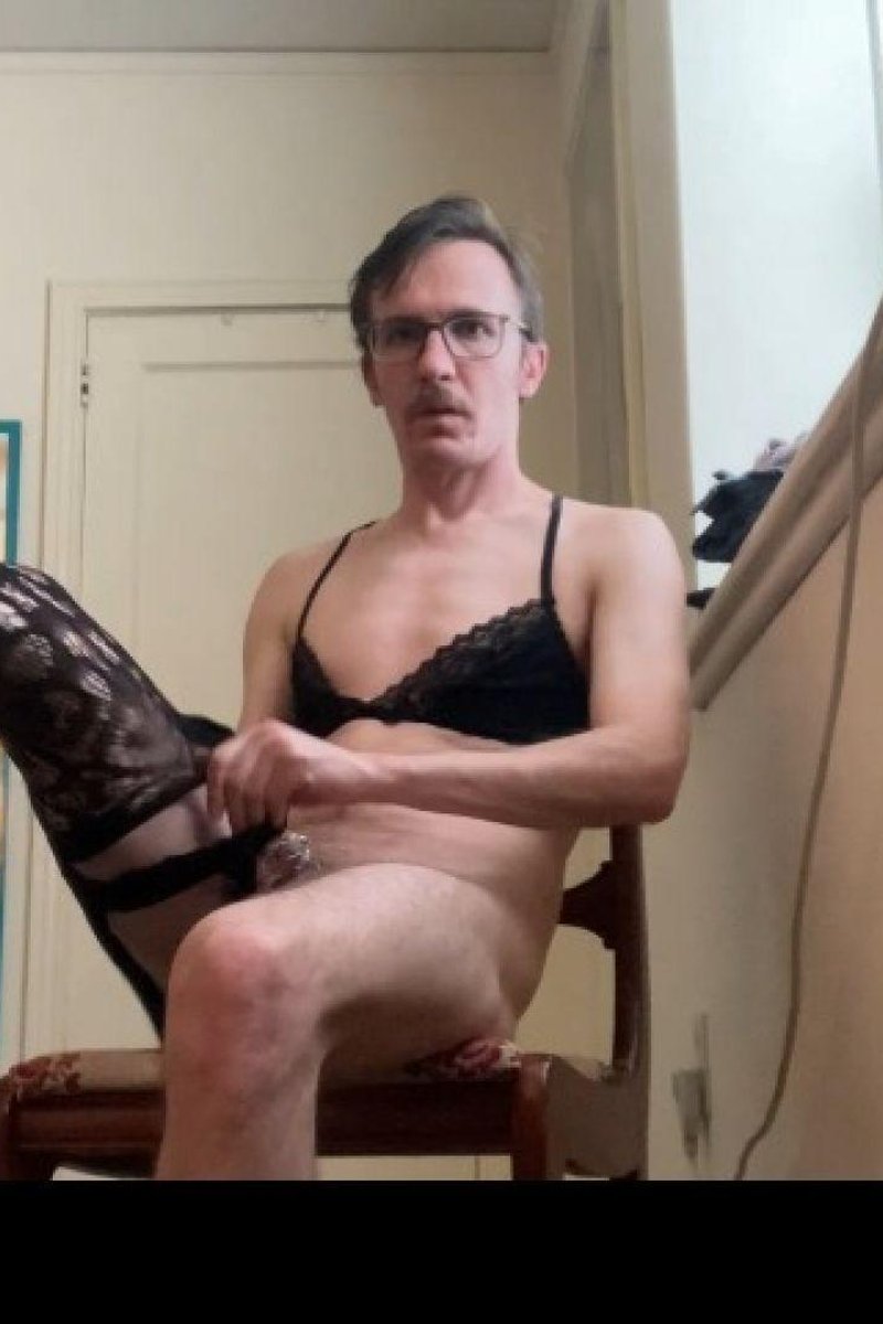 Getting Dressed - Screenshot 1 of 4 - Cross Dressing