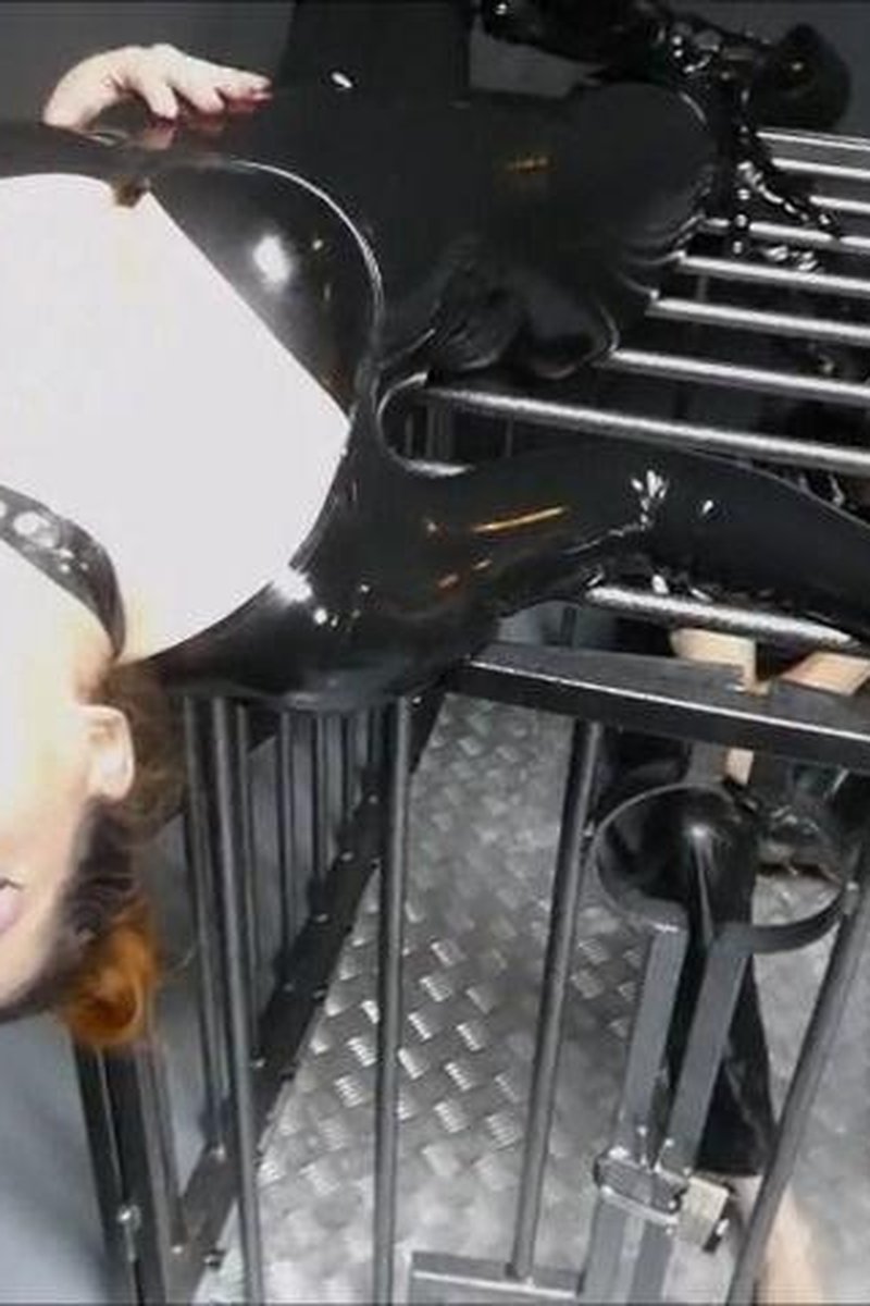 Caged Slave Playtime - Screenshot 1 of 4 - BDSM