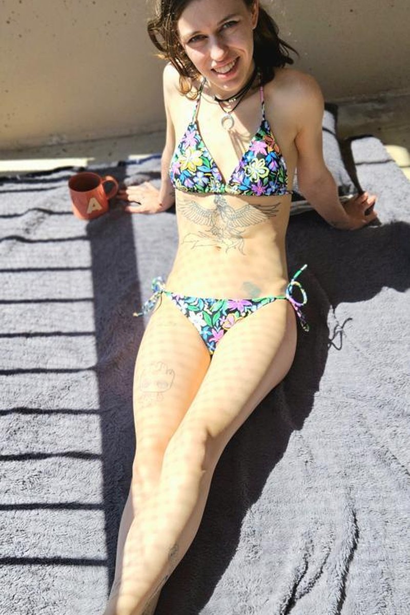 Sun Tanning - Screenshot 1 of 4 - Bikini-swimsuit Fetish