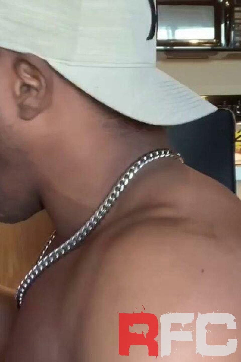 Quick Grindr Hookup - Screenshot 1 of 4 - Big Muscle Guys