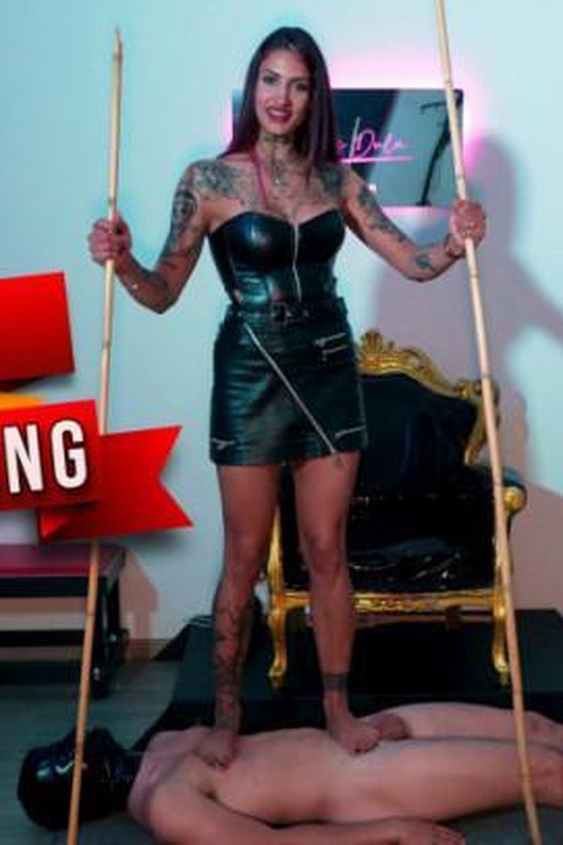 Hard Stomping - Screenshot 1 of 4 - Foot Fetish