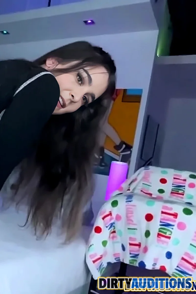 Clapping Chloe's Cheeks - Screenshot 1 of 4 - Chloe Belle