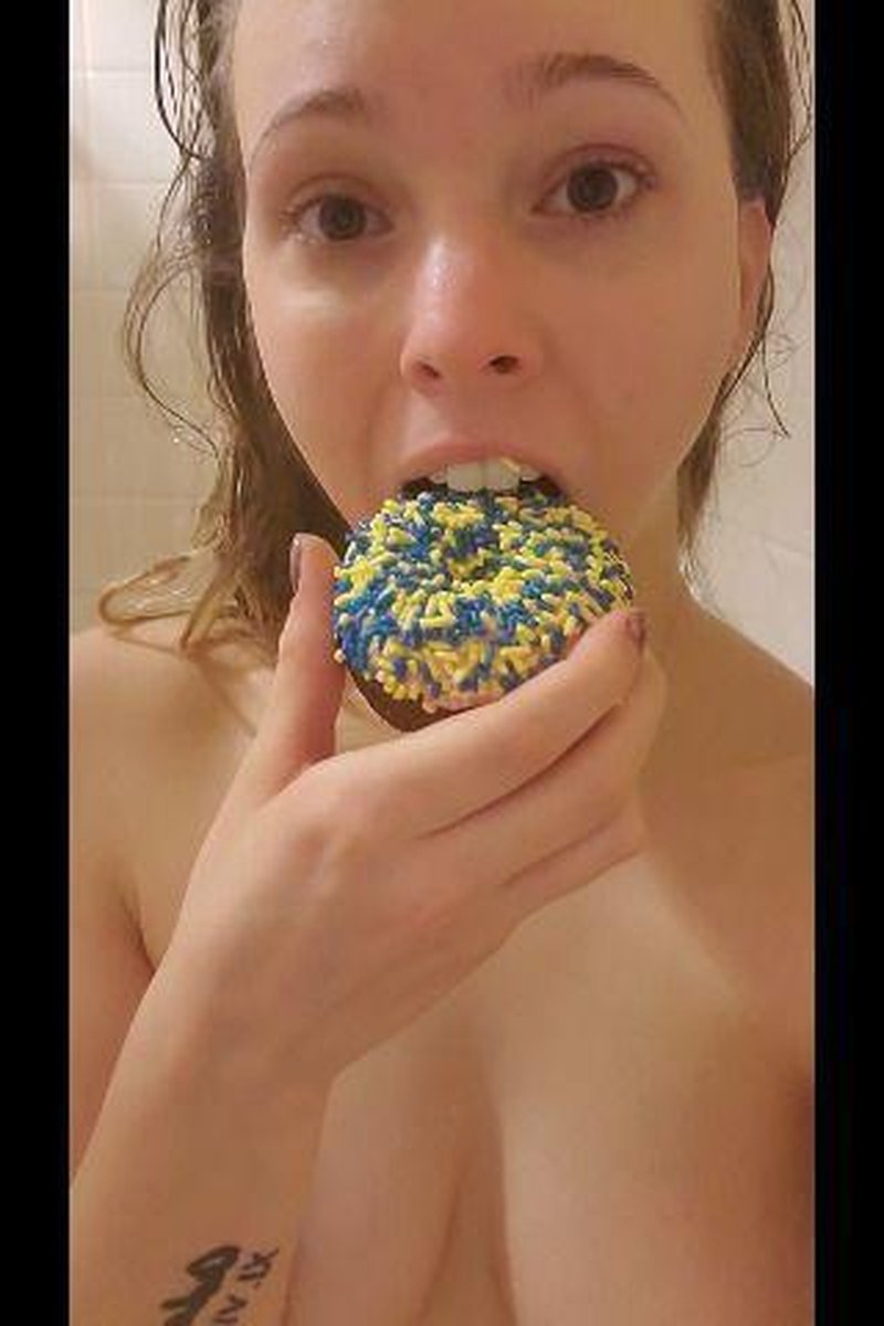 Shower Donut - Screenshot 1 of 4 - Blonde Hair (Female)