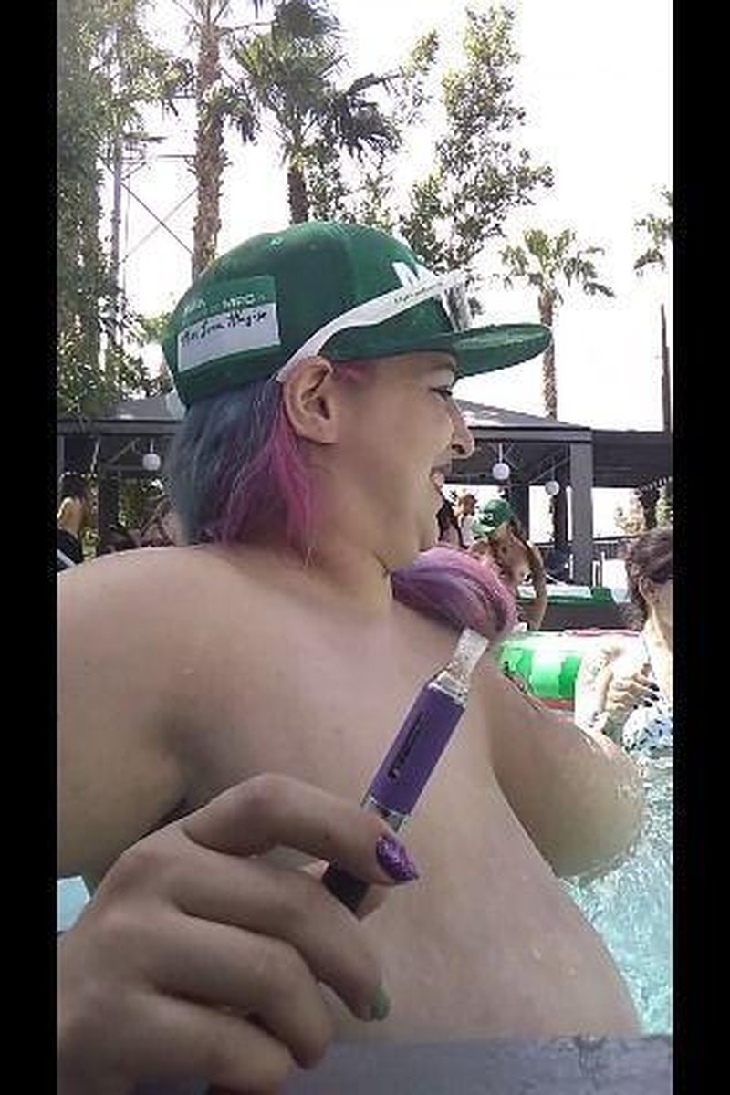 BBW Topless Pool - Screenshot 1 of 4 - BBW