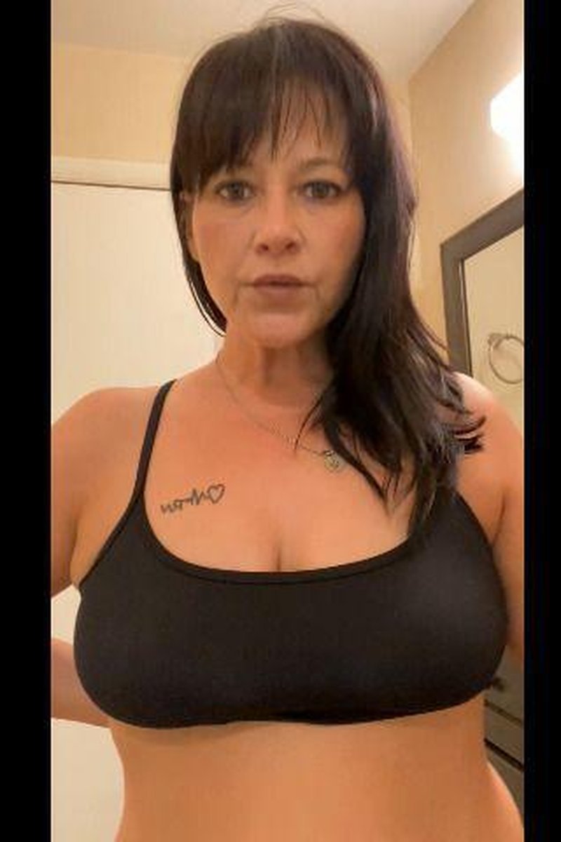 Smoking - Screenshot 1 of 4 - MILF (30+)