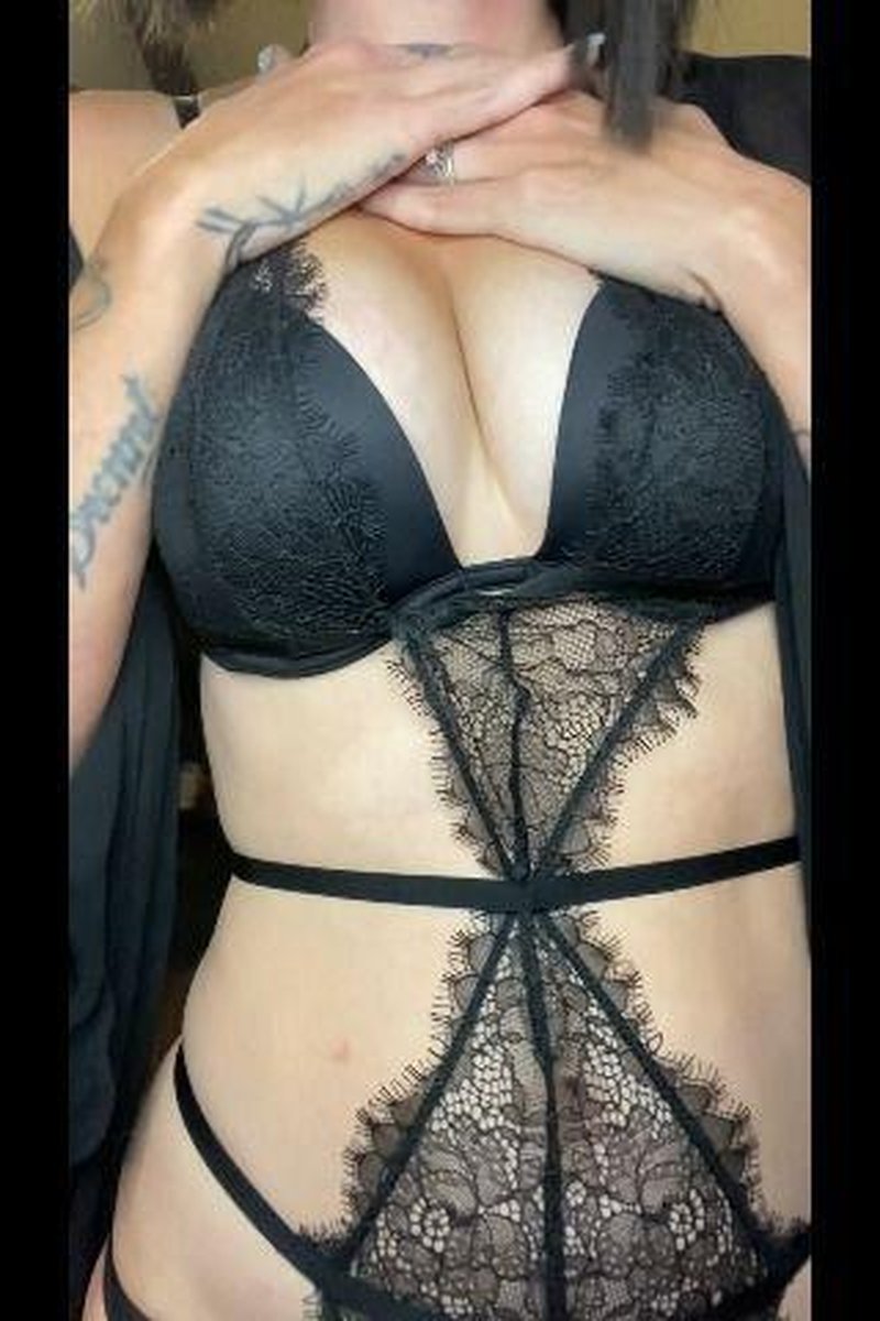 Vampire Strip Tease - Screenshot 1 of 4 - Costume