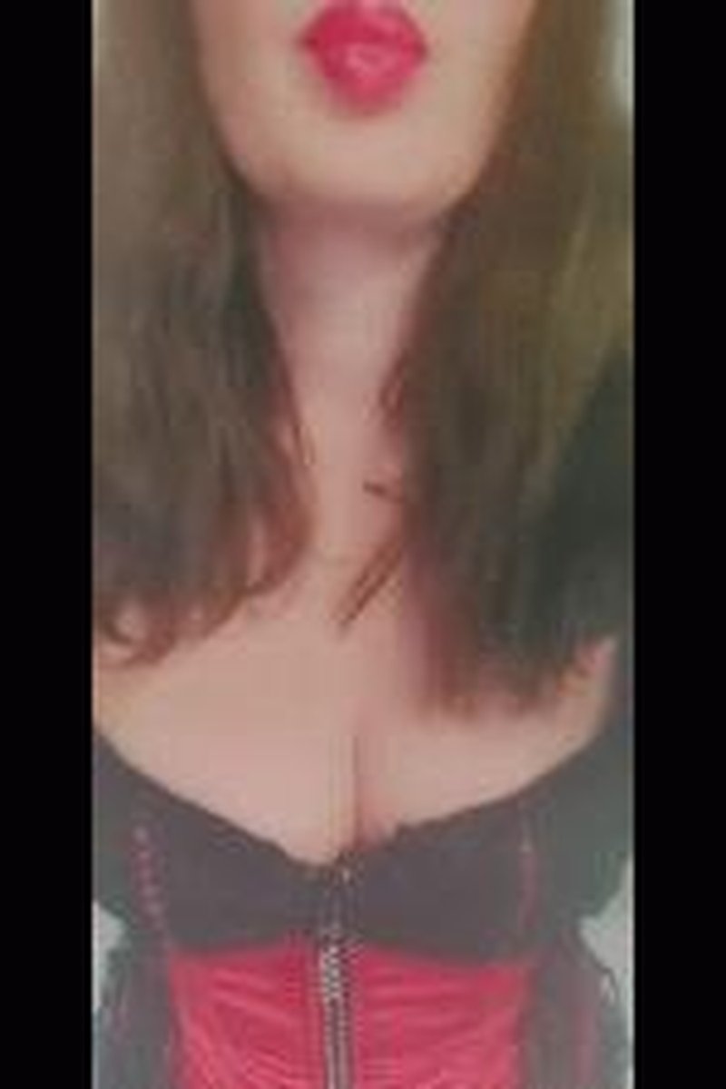 Spitting And Smocking - Screenshot 1 of 4 - Bodybuilder