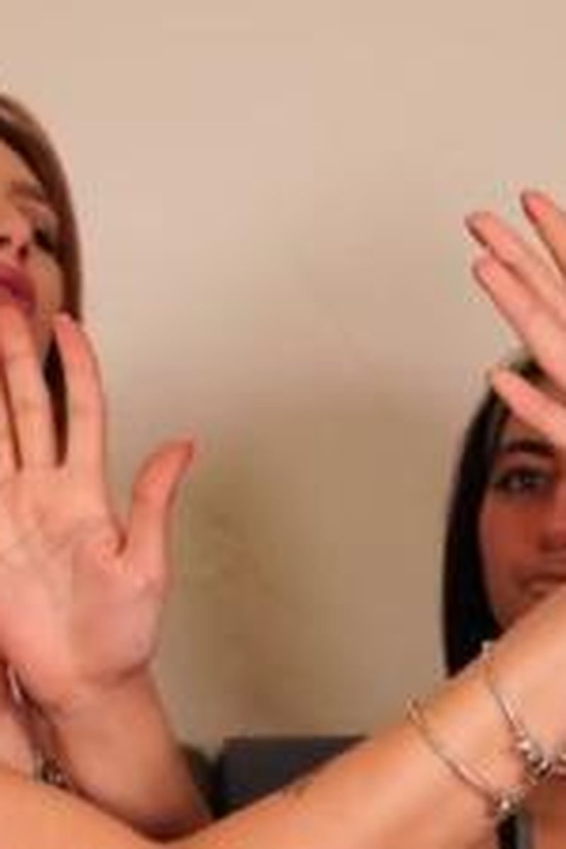 Pretty Models Hands Compare - Screenshot 1 of 4 - Body Part Comparison