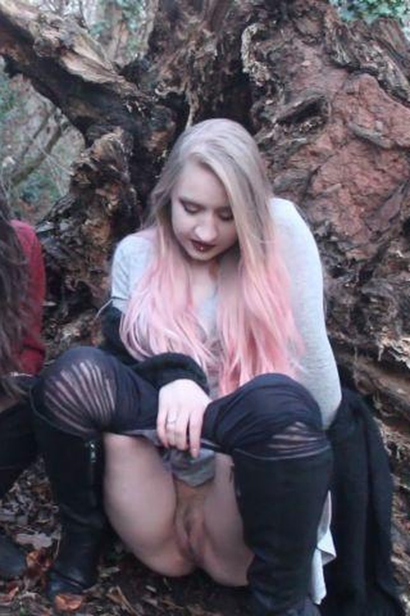 Gg Outdoor Piss - Screenshot 1 of 4 - Golden Shower