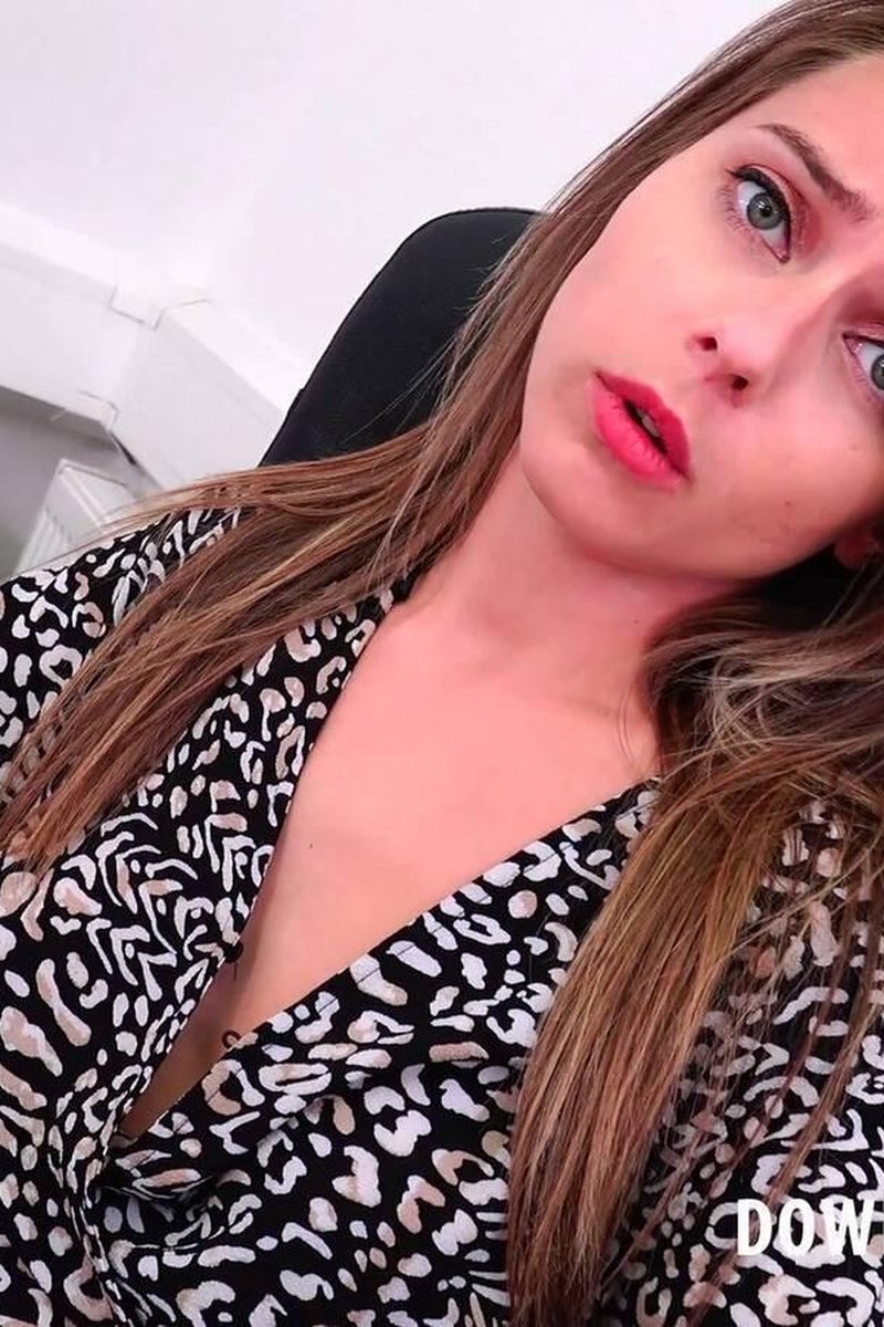 Chloe Toy - Screenshot 1 of 4 - Bare Legs