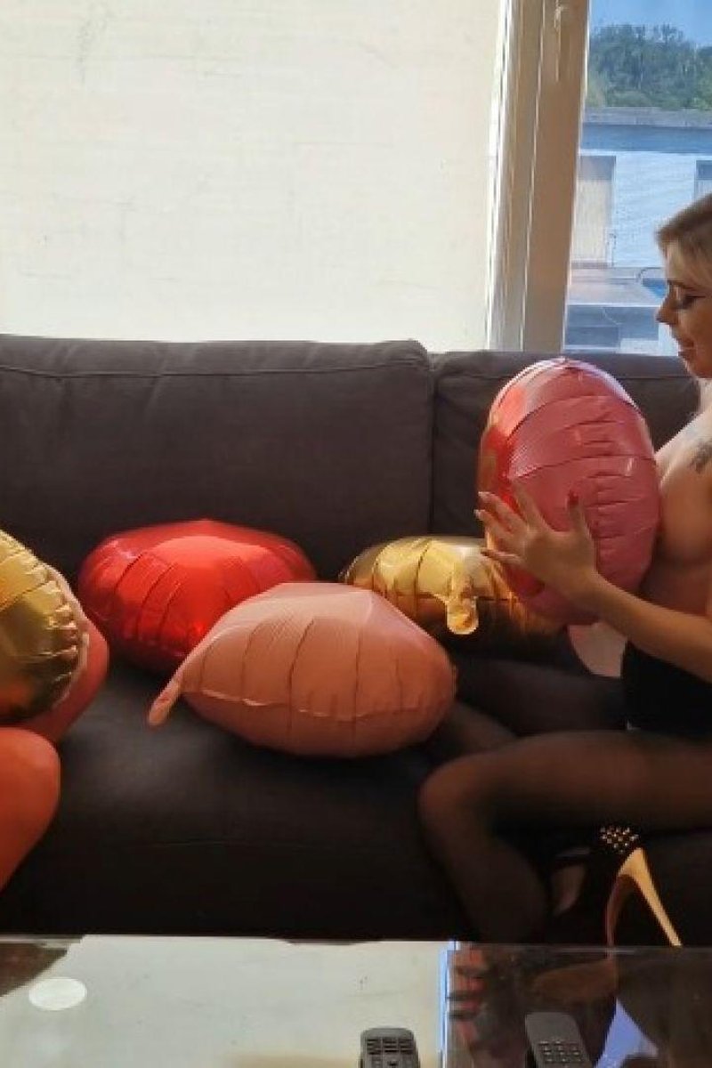 Foil Balloon Tryout - Screenshot 1 of 4 - Crotchlesspantyhose