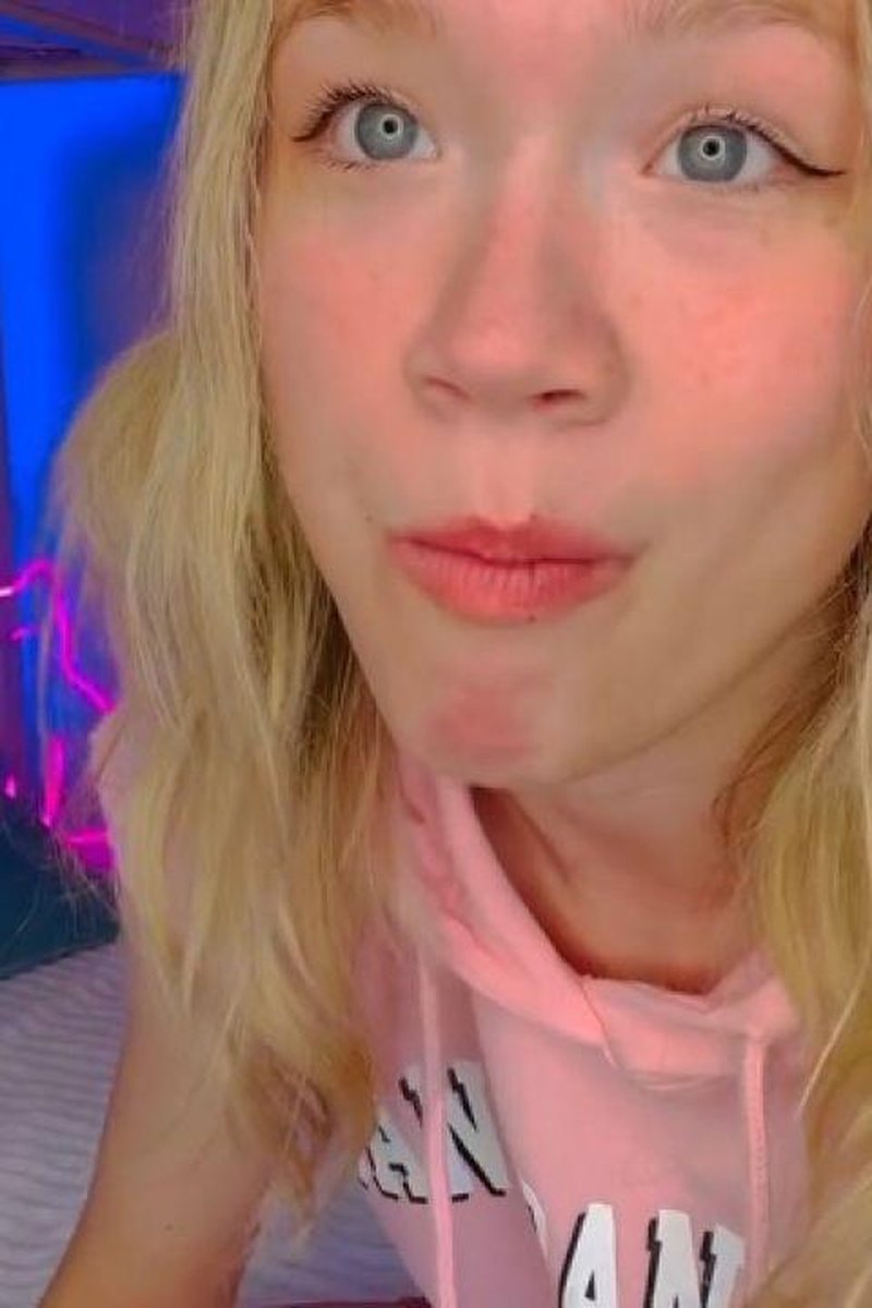 Chew Gum - Screenshot 1 of 4 - Blonde Hair (Female)