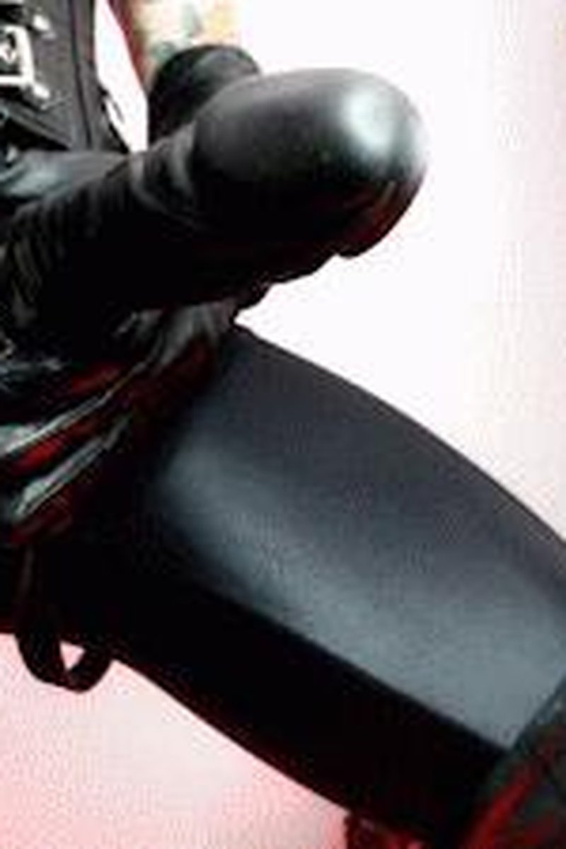 Strap-On Training - Screenshot 1 of 4 - Anal