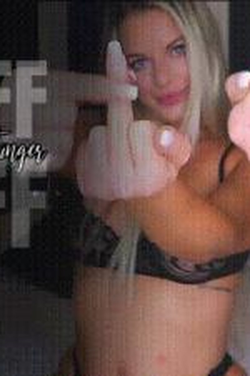 Jerk To My Middle Finger: Flipoff Ripoff - Screenshot 1 of 4 - Bitch